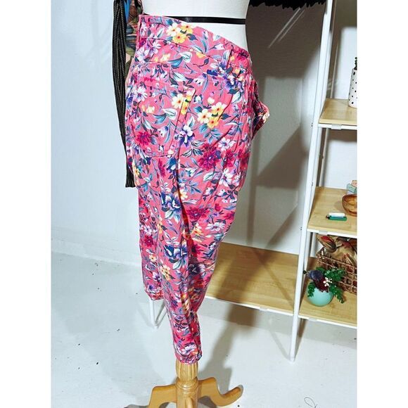OSO Casuals Art Pop Floral Pink Capri Pants - Picture 5 of 5
